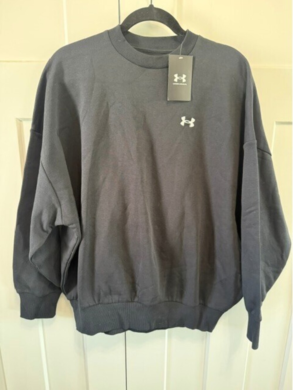NWT Under Armour Women's pullover black crewneck size Medium oversized